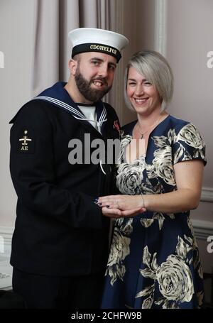 Flugingenieur Matthew Gallimore, Royal Navy, MBE und seine fiancŽe Adele Thomasson im Stafford Hotel, London. Stockfoto