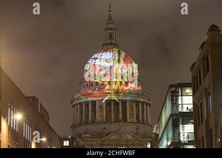 Am 0001. November 28 wird William Blakes letztes Meisterwerk "The Ancient of Days" auf die Kuppel der St. Paul's Cathedral projiziert, um den Geburtstag des Künstlers und Dichters zu feiern. PA-Foto. Bilddatum: Mittwoch, 27. November 2019. Tate Britain arbeitete mit St Paul's zusammen, um den Ehrgeiz des Künstlers zu verwirklichen, sein Werk in einem monumentalen Maßstab zu sehen. Siehe PA Geschichte ARTS Blake. Bildnachweis sollte lauten: Rick Findler/PA Wire Stockfoto