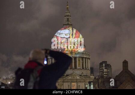 Am 0001. November 28 wird William Blakes letztes Meisterwerk "The Ancient of Days" auf die Kuppel der St. Paul's Cathedral projiziert, um den Geburtstag des Künstlers und Dichters zu feiern. PA-Foto. Bilddatum: Mittwoch, 27. November 2019. Tate Britain arbeitete mit St Paul's zusammen, um den Ehrgeiz des Künstlers zu verwirklichen, sein Werk in einem monumentalen Maßstab zu sehen. Siehe PA Geschichte ARTS Blake. Bildnachweis sollte lauten: Rick Findler/PA Wire Stockfoto