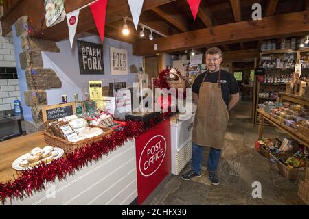 Gesperrt bis 0001 Dienstag Dezember 03 REDAKTIONELLE VERWENDUNG NUR Postmaster Chris Wildman in der neu eröffneten Post Office in Town End Farm Shop, Airton, Malhamdale, North Yorkshire. Stockfoto