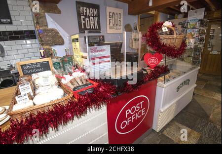 Gesperrt bis 0001 Dienstag Dezember 03 REDAKTIONELLE NUTZUNG NUR EINE neue Postfiliale in Airton, Malhamdale, North Yorkshire, die von Postmaster Chris Wildman betrieben wird und sich im Town End Farm Shop befindet. Stockfoto