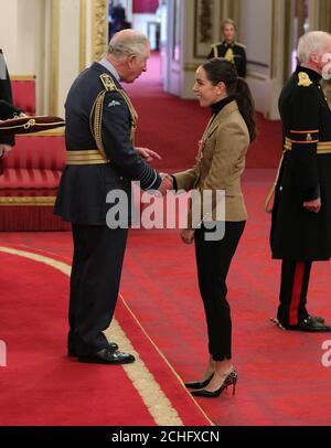 Georgia Hall aus Bournemouth wird vom Prince of Wales während einer Investiturzeremonie im Buckingham Palace in London zum MBE (Mitglied des Order of the British Empire) gemacht. Stockfoto