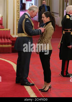 Georgia Hall aus Bournemouth wird vom Prince of Wales während einer Investiturzeremonie im Buckingham Palace in London zum MBE (Mitglied des Order of the British Empire) gemacht. Stockfoto