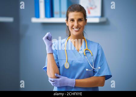 Weibliche Tierarzt posiert in der Klinik Stockfoto