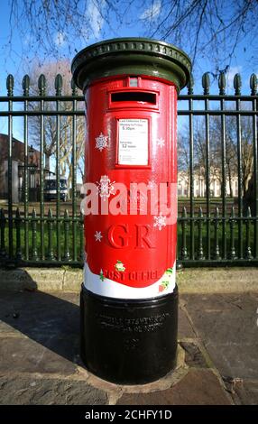 GESPERRT BIS 0001 DIENSTAG DEZEMBER 10 REDAKTIONELLE VERWENDUNG NUR EINE "sprechende" festliche Briefkasten von Royal Mail erstellt Weihnachten 2019 in Greenwich, London zu feiern. Stockfoto