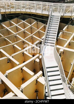 Vertikale High-Angle-Aufnahme einer weißen Treppe Stockfoto