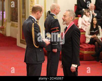 Mark Padmore wird vom Herzog von Cambridge im Buckingham Palace zum CBE (Kommandant des Order of the British Empire) gemacht. Stockfoto