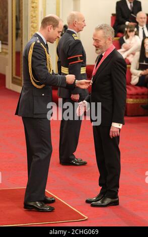 Mark Padmore wird vom Herzog von Cambridge im Buckingham Palace zum CBE (Kommandant des Order of the British Empire) gemacht. Stockfoto