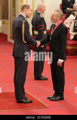 Mark Padmore wird vom Herzog von Cambridge im Buckingham Palace zum CBE (Kommandant des Order of the British Empire) gemacht. Stockfoto