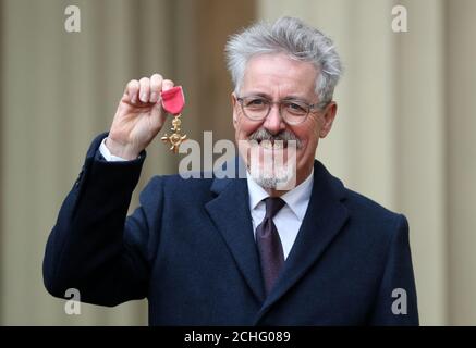 Griff Rhys Jones, nachdem er nach einer Investiturzeremonie im Buckingham Palace, London, zum Offizier des Order of the British Empire (OBE) ernannt wurde. Stockfoto