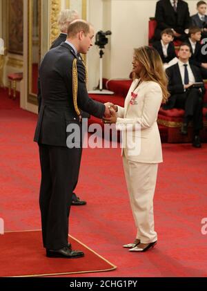 Rapper und Sänger MIA - richtiger Name Mathangi Arulpragasam wird vom Herzog von Cambridge im Buckingham Palace zu einem MBE (Mitglied des Order of the British Empire) gemacht. Stockfoto