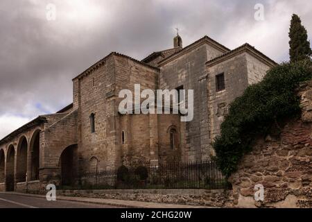 alte Kirche in einer kleinen Stadt in Spanien Stockfoto