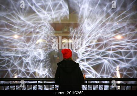 Eine Installation namens Constellations von Joanie Lemercier beim jährlichen Canary Wharf Winter Lights Festival 2020 im Osten Londons. Stockfoto