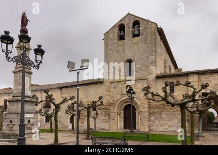 alte Kirche in einer kleinen Stadt in Spanien Stockfoto