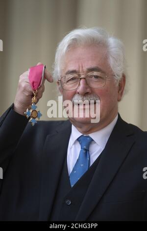 Professor David Southwood mit seinem CBE für Verdienste um die Weltraumforschung nach einer Investiturfeier im Buckingham Palace, London. PA-Foto. Bilddatum: Mittwoch, 5. Februar 2020. Siehe PA Geschichte ROYAL Investiture. Bildnachweis sollte lauten: Victoria Jones/PA Wire Stockfoto