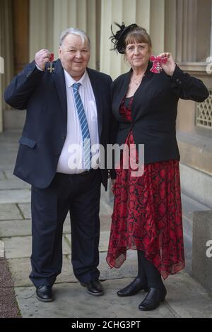 Neil und Janette Dewsbury mit ihren MBE Awards für Dienstleistungen zur Förderung nach einer Investiturzeremonie im Buckingham Palace, London. PA-Foto. Bilddatum: Mittwoch, 5. Februar 2020. Siehe PA Geschichte ROYAL Investiture. Bildnachweis sollte lauten: Victoria Jones/PA Wire Stockfoto