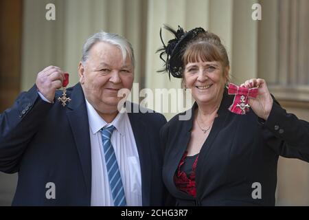 Neil und Janette Dewsbury mit ihren MBE Awards für Dienstleistungen zur Förderung nach einer Investiturzeremonie im Buckingham Palace, London. PA-Foto. Bilddatum: Mittwoch, 5. Februar 2020. Siehe PA Geschichte ROYAL Investiture. Bildnachweis sollte lauten: Victoria Jones/PA Wire Stockfoto