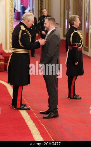 Der Prinz von Wales verleiht Luke Ridley während einer Investiturzeremonie im Buckingham Palace, London, die Queen's Gallantry Medal für die Rettung einer Frau vor einem brennenden Fahrzeug. Stockfoto