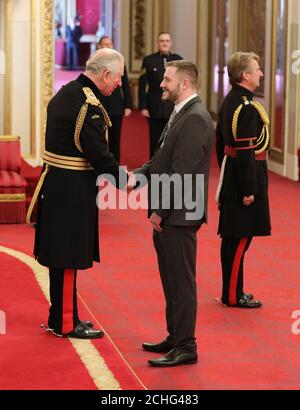 Der Prinz von Wales verleiht Luke Ridley während einer Investiturzeremonie im Buckingham Palace, London, die Queen's Gallantry Medal für die Rettung einer Frau vor einem brennenden Fahrzeug. Stockfoto