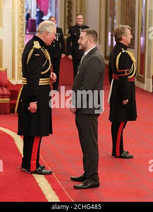 Der Prinz von Wales verleiht Luke Ridley während einer Investiturzeremonie im Buckingham Palace, London, die Queen's Gallantry Medal für die Rettung einer Frau vor einem brennenden Fahrzeug. Stockfoto