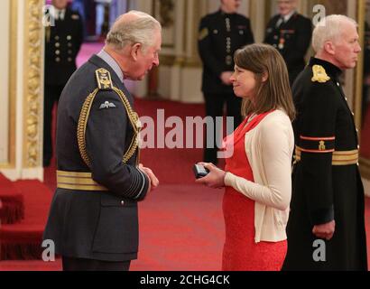 Lucy Foster erhält die Queen's Gallantry Medal, die ihrem verstorbenen Ehemann Andrew Foster vom Prince of Wales im Buckingham Palace verliehen wird. Stockfoto