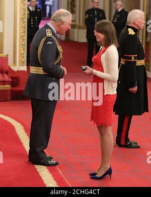 Lucy Foster erhält die Queen's Gallantry Medal, die ihrem verstorbenen Ehemann Andrew Foster vom Prince of Wales im Buckingham Palace verliehen wird. Stockfoto