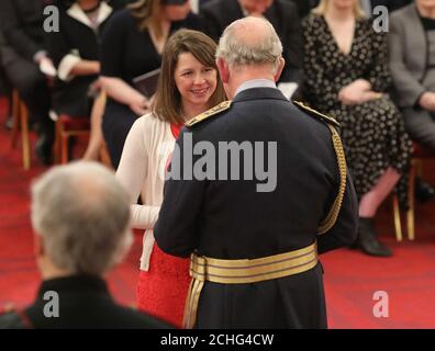 Lucy Foster erhält die Queen's Gallantry Medal, die ihrem verstorbenen Ehemann Andrew Foster vom Prince of Wales im Buckingham Palace verliehen wird. Stockfoto