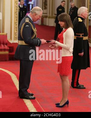 Lucy Foster erhält die Queen's Gallantry Medal, die ihrem verstorbenen Ehemann Andrew Foster vom Prince of Wales im Buckingham Palace verliehen wird. Stockfoto