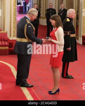 Lucy Foster erhält die Queen's Gallantry Medal, die ihrem verstorbenen Ehemann Andrew Foster vom Prince of Wales im Buckingham Palace verliehen wird. Stockfoto