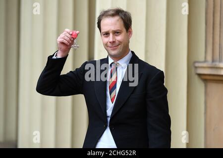 Jockey Guy Disney mit seinem MBE nach einer Investiturzeremonie im Buckingham Palace, London. Stockfoto