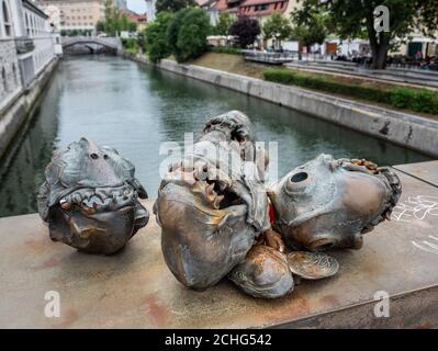 LJUBLJANA, SLOWENIEN - 08/16/2020: Metallskulpturen auf der Metzgerbrücke oder Mesarski am meisten in der Hauptstadt Sloweniens. Stockfoto