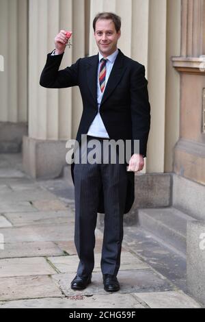 Jockey Guy Disney mit seinem MBE nach einer Investiturzeremonie im Buckingham Palace, London. Stockfoto