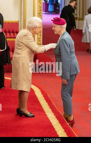 Susan Lamford, professionell als Kate Flatt bekannt, wird von Königin Elizabeth II. Während einer Investiturzeremonie im Buckingham Palace in London zur OBE (Officer of the Order of the British Empire) ernannt. Stockfoto