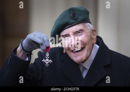 D-Day-Veteran Harry Billinge mit seinem MBE für wohltätige Spendenaktionen, nachdem er Tausende von Pfund für ein nationales Denkmal zu Ehren des in der Normandie getöteten Dienstpersonals nach einer Investiturzeremonie im Buckingham Palace, London, gesammelt hatte. PA-Foto. Bilddatum: Dienstag, 3. März 2020. Siehe PA Geschichte ROYAL Investiture. Bildnachweis sollte lauten: Victoria Jones/PA Wire Stockfoto