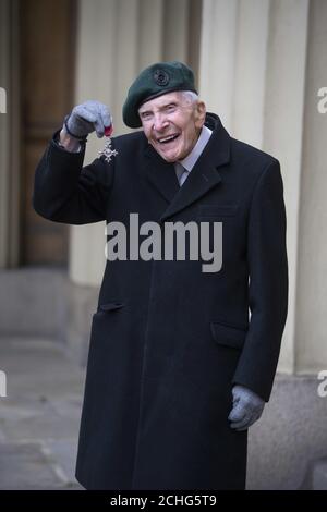 D-Day-Veteran Harry Billinge mit seinem MBE für wohltätige Spendenaktionen, nachdem er Tausende von Pfund für ein nationales Denkmal zu Ehren des in der Normandie getöteten Dienstpersonals nach einer Investiturzeremonie im Buckingham Palace, London, gesammelt hatte. PA-Foto. Bilddatum: Dienstag, 3. März 2020. Siehe PA Geschichte ROYAL Investiture. Bildnachweis sollte lauten: Victoria Jones/PA Wire Stockfoto