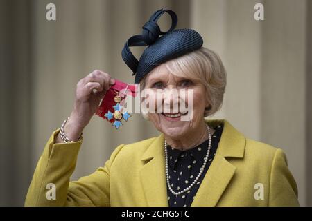 Schauspielerin Wendy Craig mit ihrem CBE für die Dienste für Drama und Wohltätigkeitsorganisationen nach einer Investiturzeremonie im Buckingham Palace, London. Stockfoto