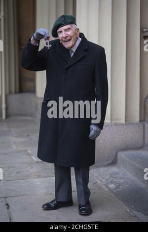 D-Day-Veteran Harry Billinge mit seinem MBE für wohltätige Spendenaktionen, nachdem er Tausende von Pfund für ein nationales Denkmal zu Ehren des in der Normandie getöteten Dienstpersonals nach einer Investiturzeremonie im Buckingham Palace, London, gesammelt hatte. PA-Foto. Bilddatum: Dienstag, 3. März 2020. Siehe PA Geschichte ROYAL Investiture. Bildnachweis sollte lauten: Victoria Jones/PA Wire Stockfoto