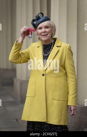 Schauspielerin Wendy Craig mit ihrem CBE für die Dienste für Drama und Wohltätigkeitsorganisationen nach einer Investiturzeremonie im Buckingham Palace, London. Stockfoto