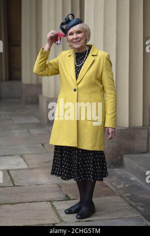 Schauspielerin Wendy Craig mit ihrem CBE für die Dienste für Drama und Wohltätigkeitsorganisationen nach einer Investiturzeremonie im Buckingham Palace, London. Stockfoto