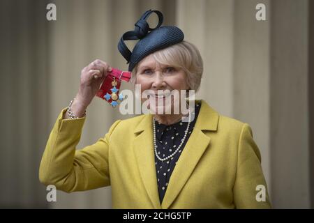 Schauspielerin Wendy Craig mit ihrem CBE für die Dienste für Drama und Wohltätigkeitsorganisationen nach einer Investiturzeremonie im Buckingham Palace, London. Stockfoto