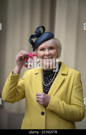 Schauspielerin Wendy Craig mit ihrem CBE für die Dienste für Drama und Wohltätigkeitsorganisationen nach einer Investiturzeremonie im Buckingham Palace, London. Stockfoto