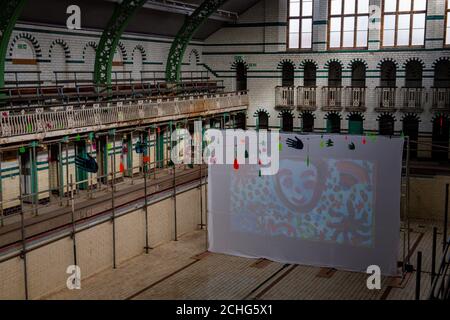 Specular Reflecular Art Installation in Moseley Road Baths, Birmingham, mit handgemalten Animationen, die von 500 lokalen Personen in Verbindung mit dem National Trust erstellt wurden. Stockfoto