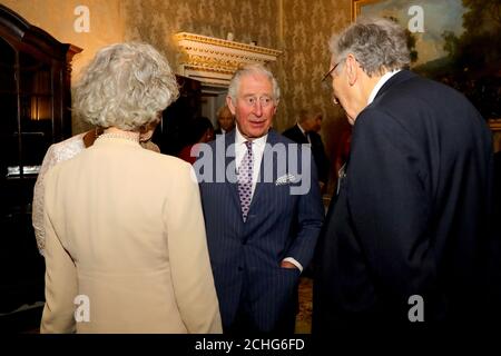 Der Prinz von Wales spricht mit Gästen während des Commonwealth Empfangs im Marlborough House, London am Commonwealth Day. Stockfoto