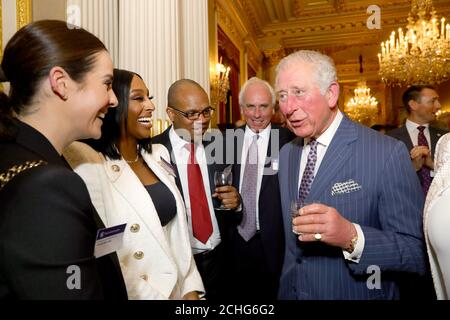 Der Prinz von Wales, mit Alexandra Burke (zweite links) und anderen Gästen, während des Commonwealth-Empfangs im Marlborough House, London am Commonwealth Day. Stockfoto