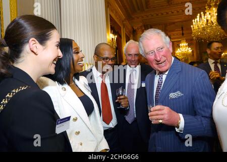 Der Prinz von Wales, mit Alexandra Burke (zweite links) und anderen Gästen, während des Commonwealth-Empfangs im Marlborough House, London am Commonwealth Day. Stockfoto