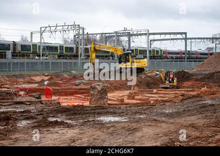 Archäologen arbeiten an der Stelle eines Rundhauses aus dem 19. Jahrhundert, das während der Ausgrabungsarbeiten für HS2 auf dem Gelände des ehemaligen Bahnhofs Birmingham Curzon Street, der im Jahr 1838 eröffnet wurde, ausgegraben wurde. Die Probegrabungen auf der Baustelle haben die Überreste des Rundhauses der Station einschließlich der Hinweise auf die zentrale Drehscheibe, die Außenwand und die radialen Inspektionsgruben enthüllt. Stockfoto
