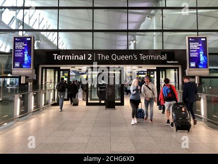 Warnungen der Regierung vor dem Coronavirus am Eingang zum Terminal 2 des Londoner Flughafens Heathrow am Tag nachdem der Premierminister sagte, dass Covid-19 "die schlimmste öffentliche Gesundheitskrise seit einer Generation ist", und der Spitzenwissenschaftler der Regierung warnte davor, dass bis zu 10,000 Menschen in Großbritannien bereits infiziert sind. Stockfoto