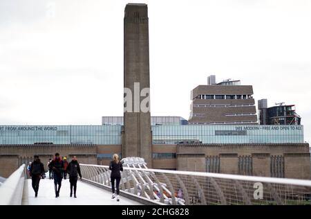 Öffentlichkeit zu Fuß über die Millennium-Brücke durch die Tate Modern am Tag nach Premierminister Boris Johnson rief die Menschen zu bleiben weg von Pubs, Clubs und Theatern, Arbeiten Sie, wenn möglich, von zu Hause aus und vermeiden Sie alle nicht notwendigen Kontakte und Reisen, um die Auswirkungen der Coronavirus-Pandemie zu reduzieren. Stockfoto