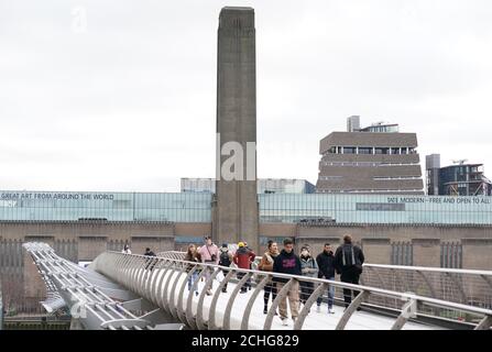 Öffentlichkeit zu Fuß über die Millennium-Brücke durch die Tate Modern am Tag nach Premierminister Boris Johnson rief die Menschen zu bleiben weg von Pubs, Clubs und Theatern, Arbeiten Sie, wenn möglich, von zu Hause aus und vermeiden Sie alle nicht notwendigen Kontakte und Reisen, um die Auswirkungen der Coronavirus-Pandemie zu reduzieren. Stockfoto