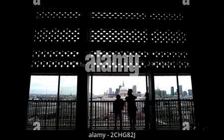 Blick der Öffentlichkeit auf London auf dem Blavatnik Building Aussichtebene der Tate Modern am Tag nach dem Premierminister Boris Johnson die Menschen aufforderte, sich von Pubs, Clubs und Theatern fern zu halten, Arbeiten Sie, wenn möglich, von zu Hause aus und vermeiden Sie alle nicht notwendigen Kontakte und Reisen, um die Auswirkungen der Coronavirus-Pandemie zu reduzieren. Stockfoto